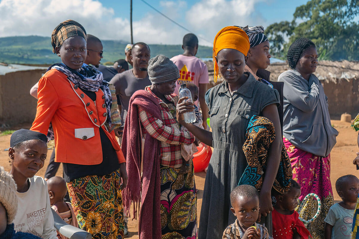 Les bénéficiaires d'un programme de nutrition parrainé par l'Église Méthodiste Unie se rassemblent au camp de réfugiés de Dzaleka dans le district de Dowa, au Malawi. Le camp abrite environ 57 000 réfugiés. L'initiative de l'église fournit une clinique mensuelle qui offre des programmes d'alimentation supplémentaires pour les personnes du camp les plus exposées au risque de malnutrition. Photo par Francis Nkhoma, UM News. 