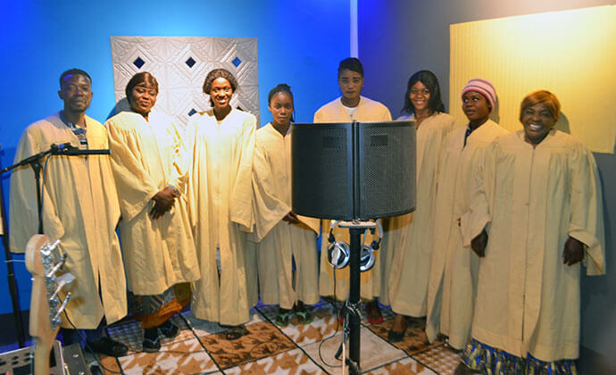 La section soprano de la Chorale Méthodiste Unie Nouvelle Alliance pose pour une photo après avoir enregistré une chanson dans le nouveau studio du Sud Congo de l'Eglise. Le studio est considéré comme un outil de sensibilisation spirituelle et d'autosuffisance. Photo de Jenovic Mandandj, UM News.
