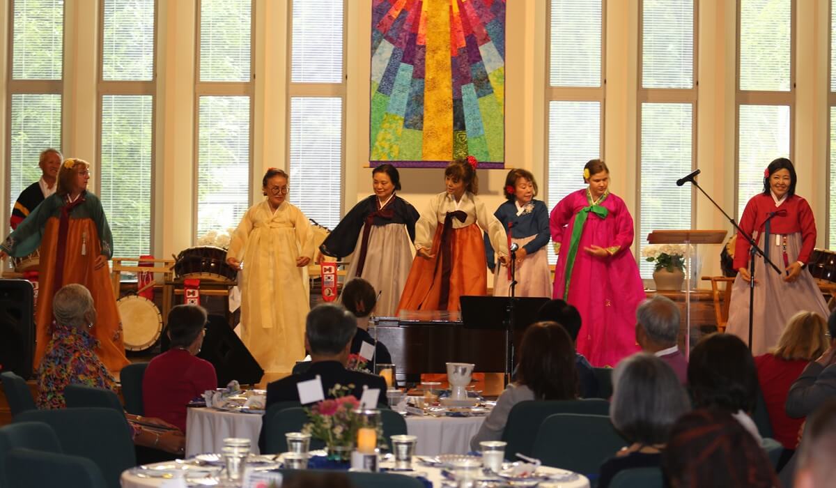 2025년 8월 4일, 오하이오 한인 풍물놀이팀이 클리블랜드하이츠 소재 세이비어 연합감리교회에서 열린 <오하이오·한국 및 그 너머의 감리교 선교 기념대회> 개막 만찬에서 전통 장단에 맞춰 공연을 펼치고 있다. 사진, 김응선(Thomas E. Kim), 연합감리교뉴스. 