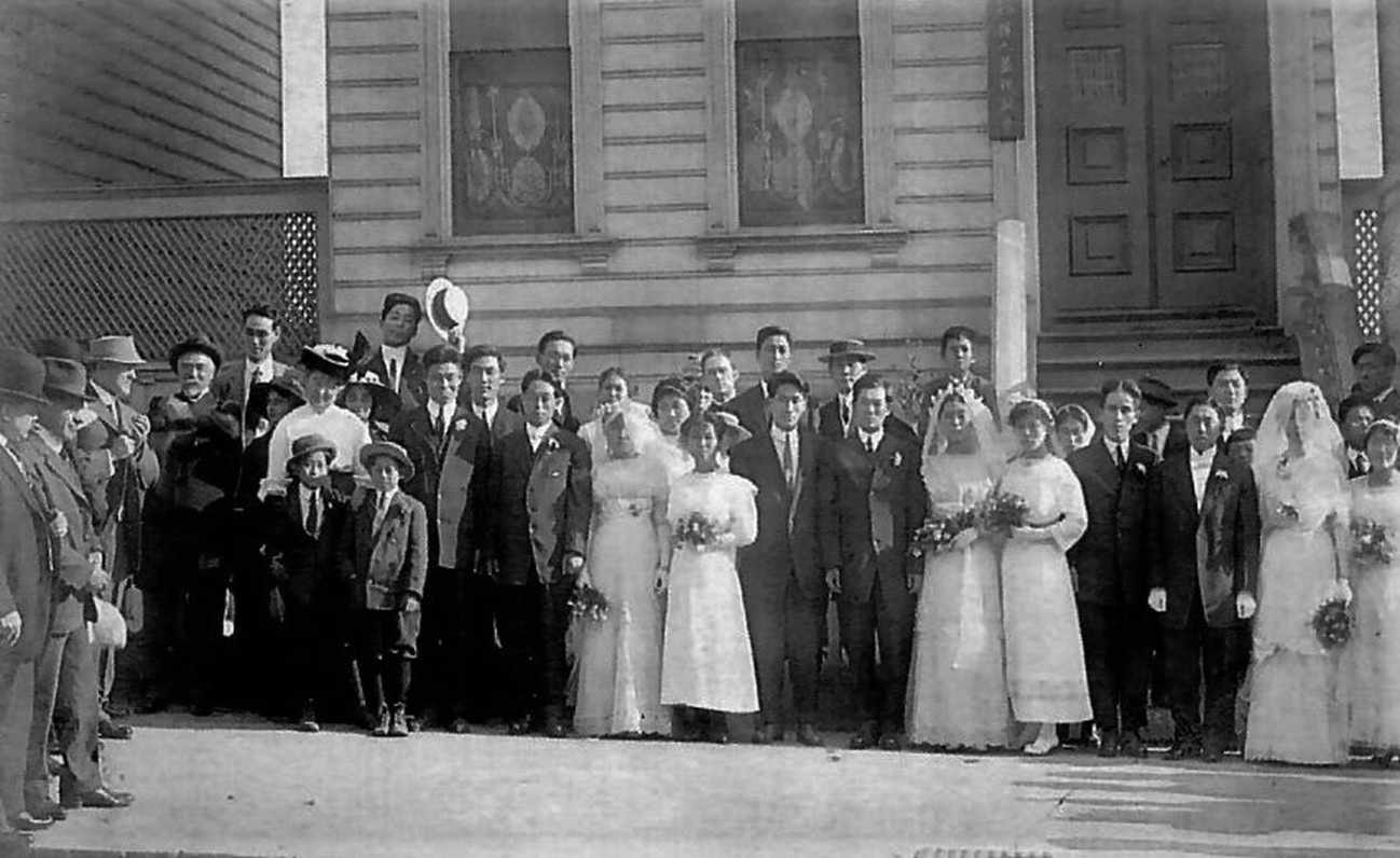 1914년 촬영된 여러 신랑 신부의 합동 결혼식  사진. 이대위 목사는 뒷줄 중간에 있다. 사진 제공, 유석종 목사.