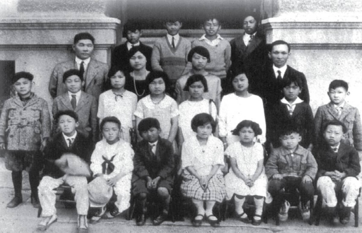 1926년, 샌프란시스코 한국국어학교 학생과 이대위 목사. 사진 출처, 대한인국민회 기념재단.
