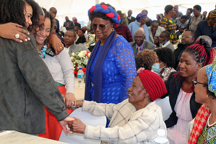 De gauche à droite, Tanyaradzwa Kajese, l'évêque Malusi Mpumlwana, Tinashe Kajese, Caroline June Kajese, Janet Gowe et Thoko Mpumlwana après l'inauguration du sanctuaire Nzira de l'Église Méthodiste Unie de Hoyuyu en mai. Photo par Kudzai Chingwe, UM News.