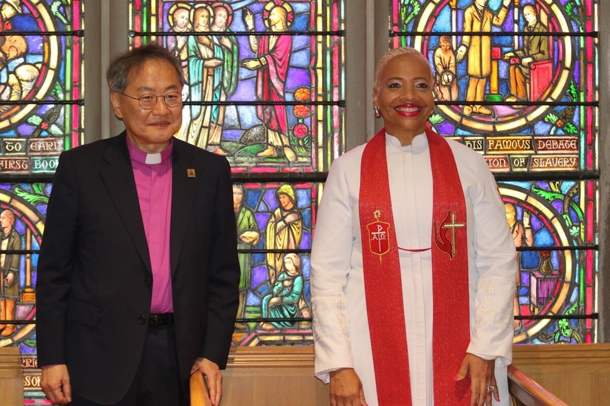 2025년 8월 4일 <오하이오·한국 및 그 너머의 감리교 선교 기념대회>개회예배 전에 기독교대한감리회 감독회장인 김정석 감독과 연합감리교회 총감독회 회장인 트레이시 S. 말론 감독이 함께했다. 사진, 김응선(Thomas E. Kim) 목사, 연합감리교뉴스.