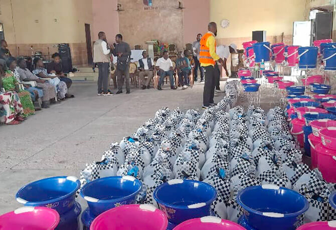 Des articles destinées à la distribution en faveur des victimes des inondations et des pluies à Kinshasa – sont exposés lors de la cérémonie de distribution. Grâce au financement de UMCOR, l’Église Méthodiste Unie du Congo Central a distribué vivres, kits médicaux e et articles essentiels à environ 100 familles sinistrées, sans distinction religieuse. Photo du Révérend Pasteur Fiston Okito, UM News.