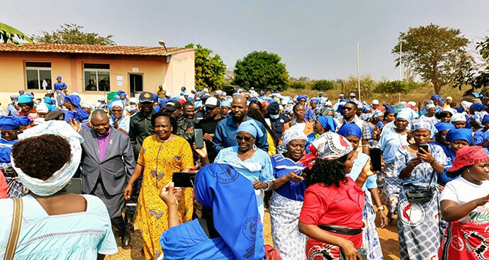 Sua Revma. Bispo Moisés Jungo e Sua Esposa Ana Jungo conselheira da Conferência do Leste, recebidos com cânticos, satisfação, alegria e euforia no local do acampamento nacional da sociedade de mulheres metodistas que marcou os 117 anos da existência da organização, na comuna de Santa Maria no município de Calandula,  conferência do Leste de Angola com Sede em Malanje. Foto de João Nhanga, Noticias UM.