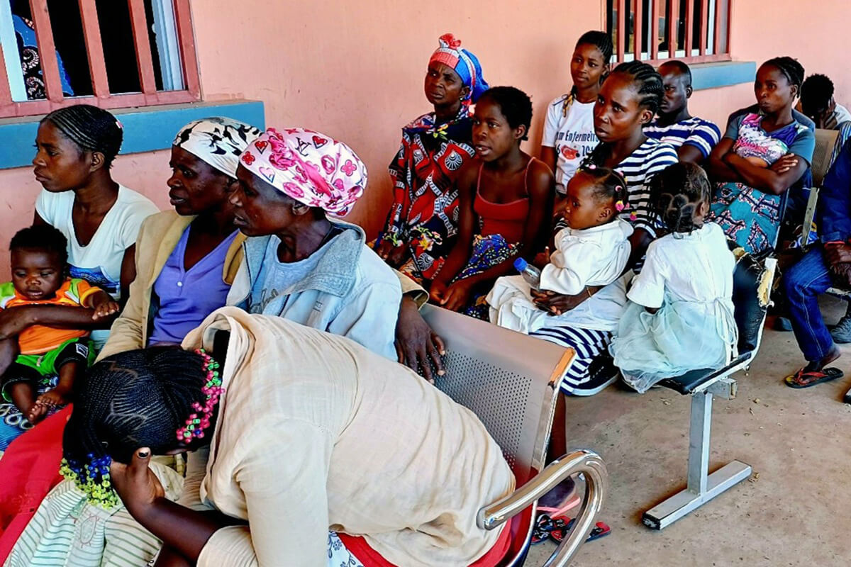 Pacientes para consultas externas aguardam pelo atendimento em Hospital municipal do Luquembo, Malanje. Foto de João Nhanga, notícias da MU.