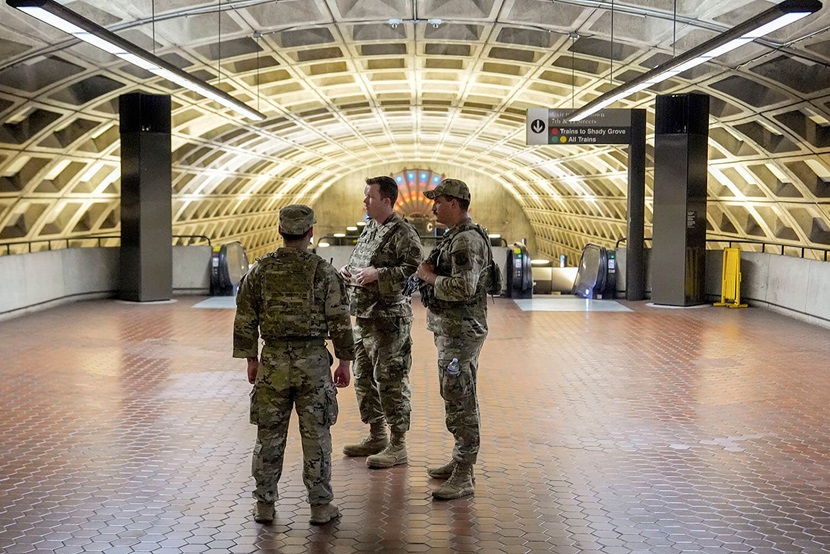 Miembros de la Guardia Nacional del Distrito de Columbia patrullan dentro de la estación de metro Gallery Place-Chinatown, el 17 de agosto de 2025, en Washington. Foto cortesía de Julia Demaree Nikhinson, AP.